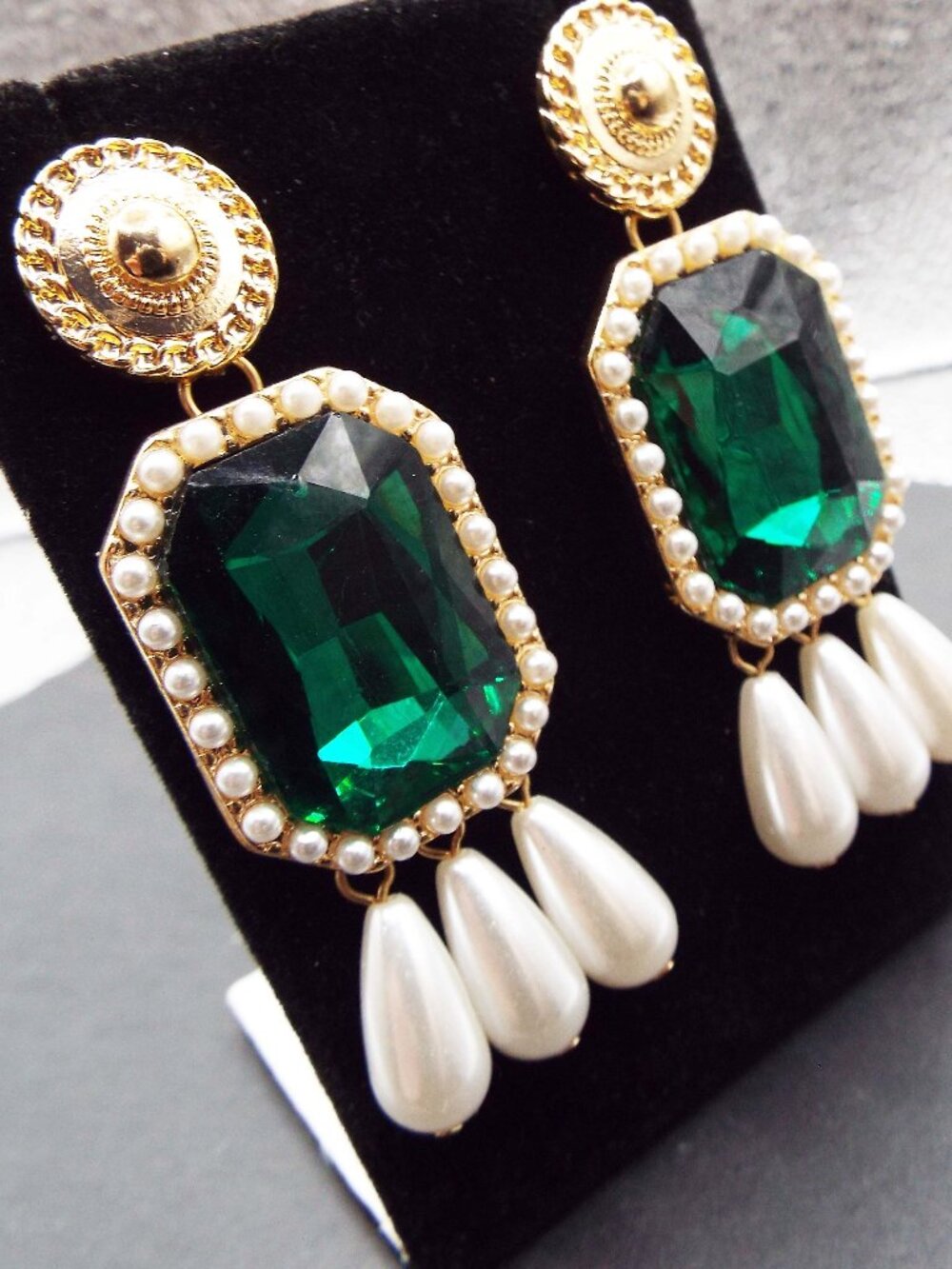 TITANIC DRAMA EMERALD CRYSTAL W/TRIPLE TEARDROP PERL DROPS PIERCED EARRINGS 19